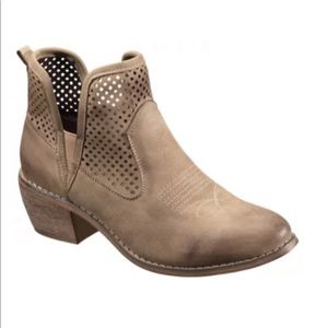 New, never worn women’s boots